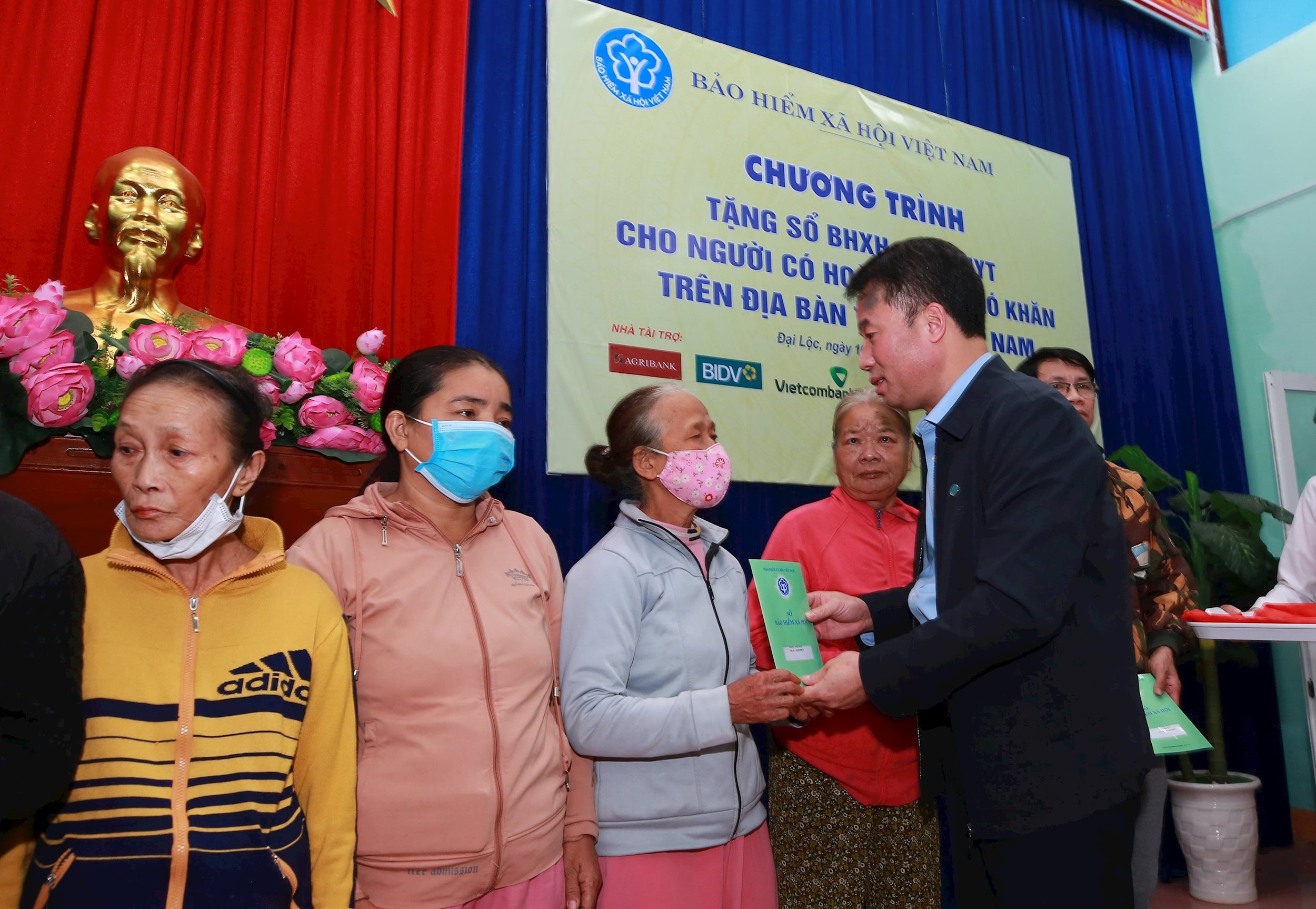 tgd-nguyen-the-manh-trao-tang-so-the-1-(1).jpg