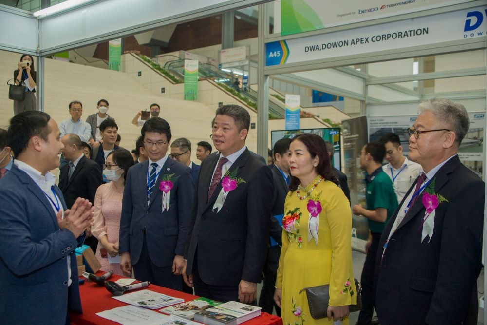 1.-cac-dai-bieu-tham-quan-gian-hang-tai-entech-2022(1).jpg