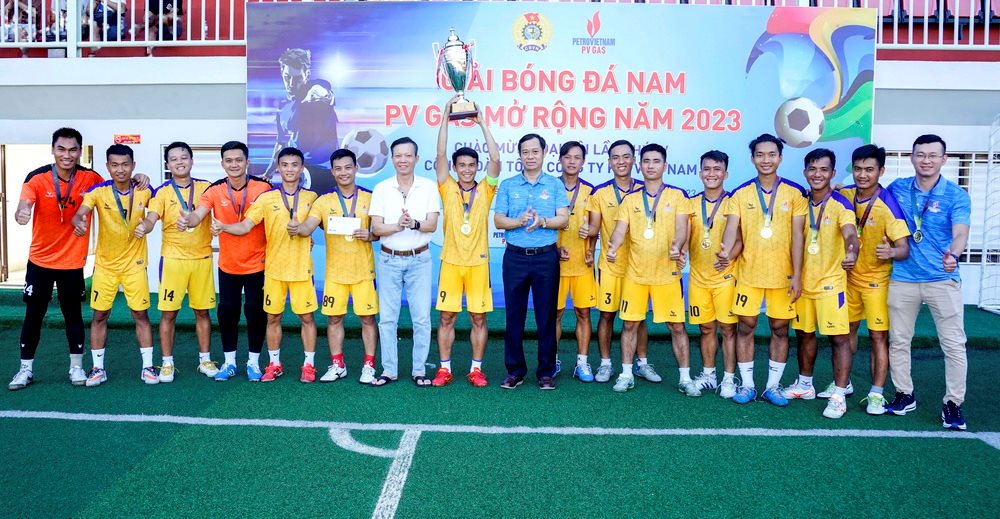 2.-giai-bong-da-pvgas.jpg