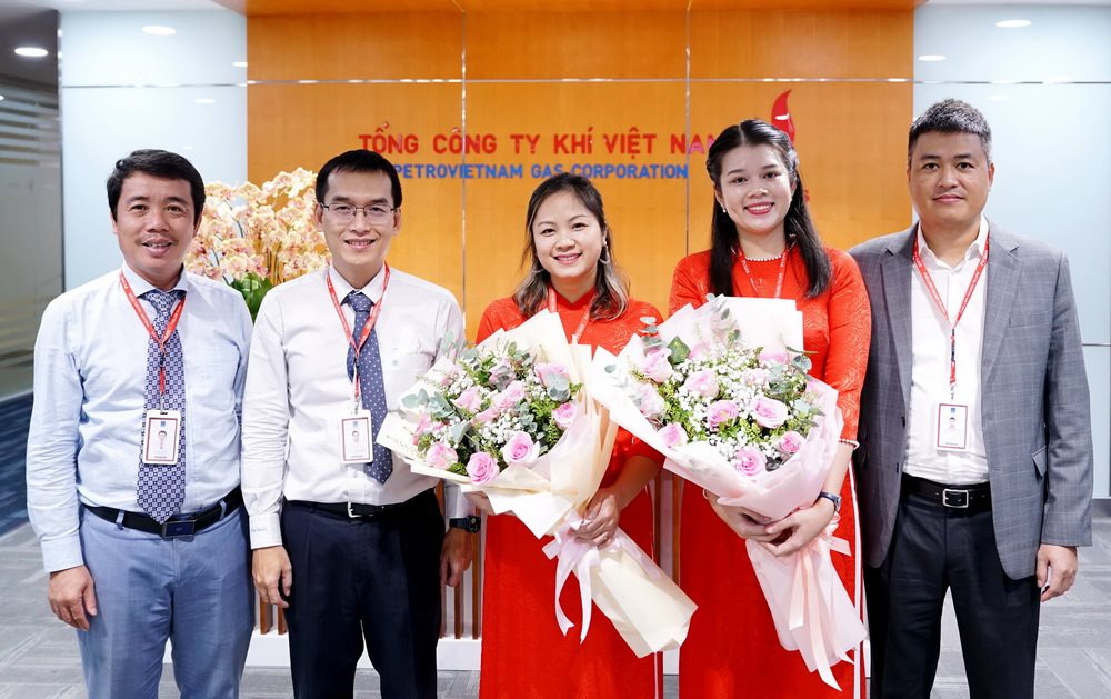 4.-chi-bo-vp-chuc-mung.jpg