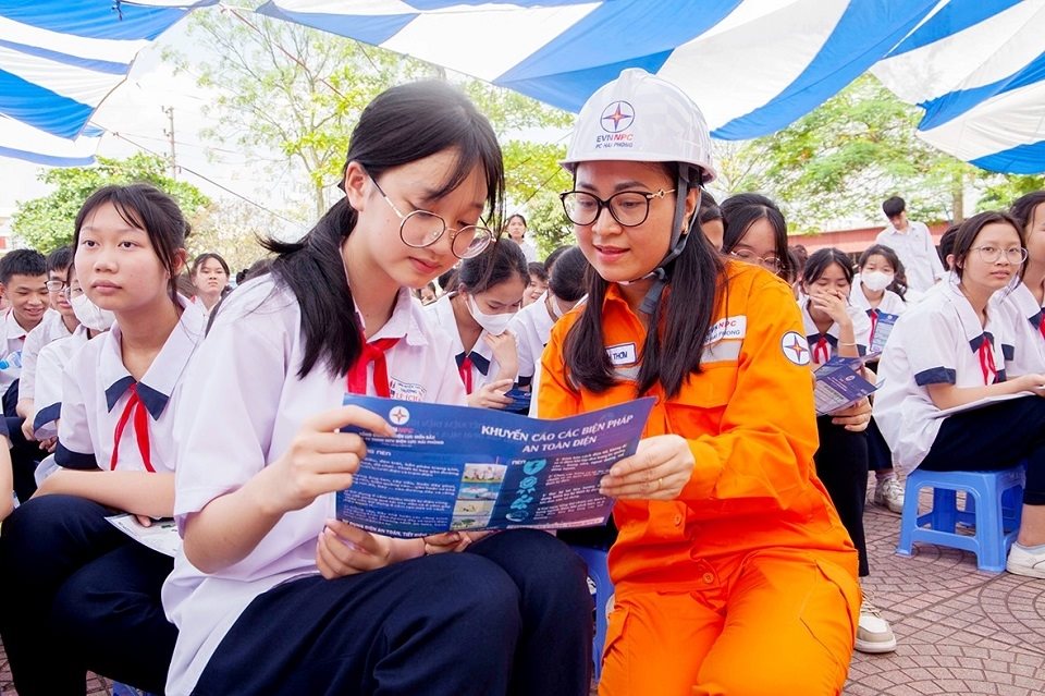 doan-vien-thanh-nien-dl-thuy-nguyen-pc-hai-phong-huong-dan-hoc-sinh-cach-su-dung-dien-tiet-kiem-an-toan-hieu-qua.jpg