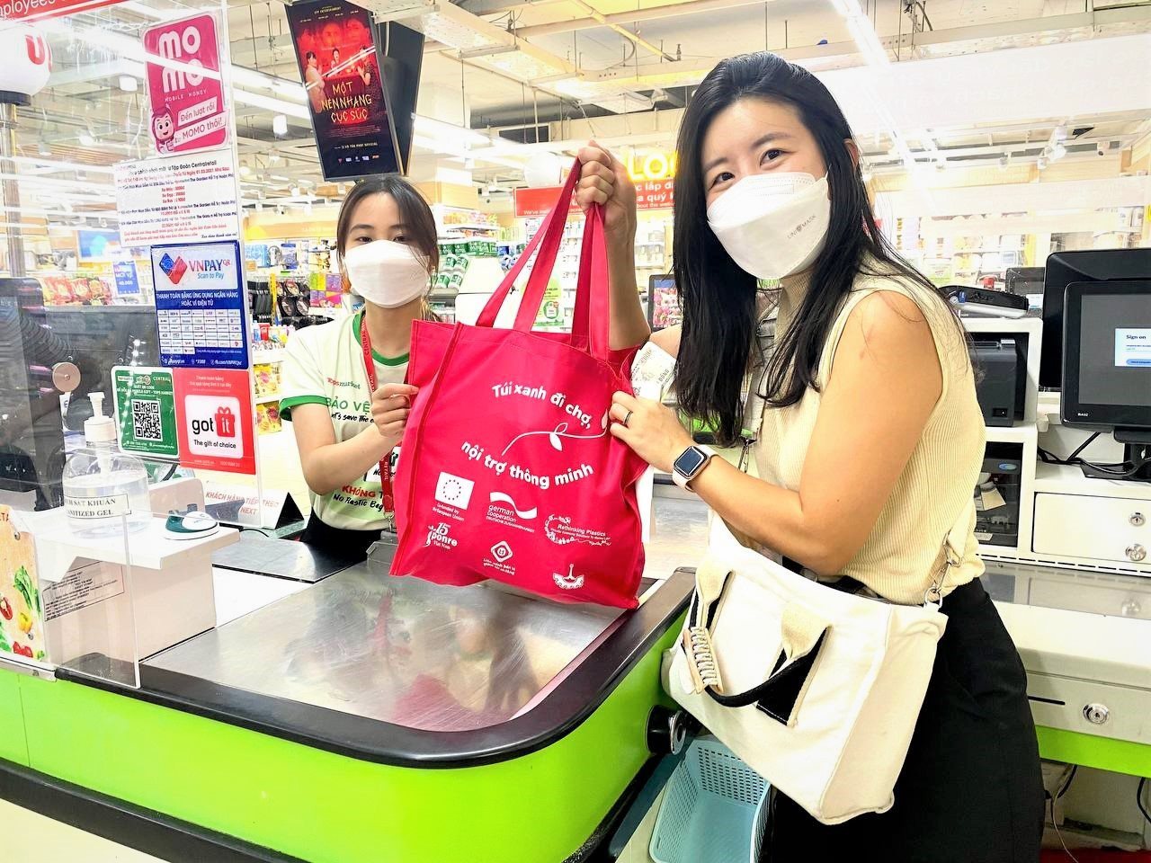 1-nguoi-tieu-dung-hao-hung-khi-mua-sam-tai-sieu-thi-tops-market-the-garden-duoc-tang-tui-xanh-di-cho-noi-tro-thong-minh.jpg
