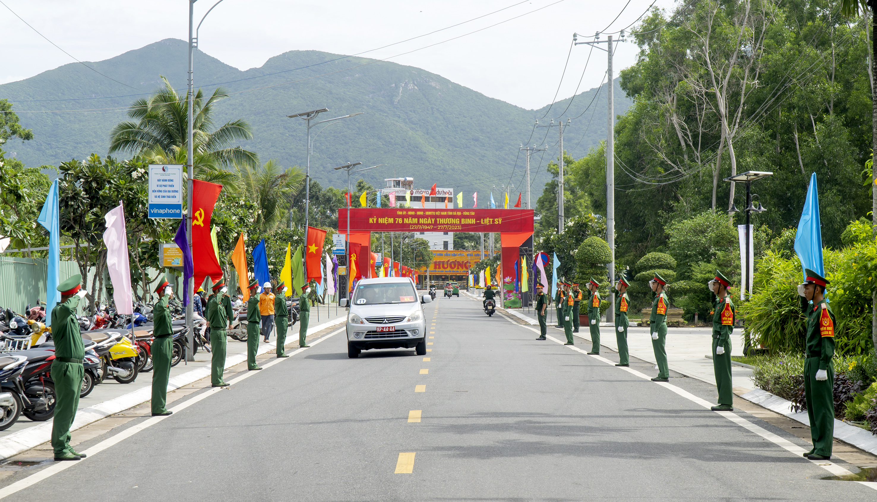 Lối vào Nghĩa trang Hàng Dương, huyện Côn đảo nơi diễn ra nhiều hoạt động đặc biệt kỷ niệm 76 năm ngày Thương binh – Liệt sỹ.