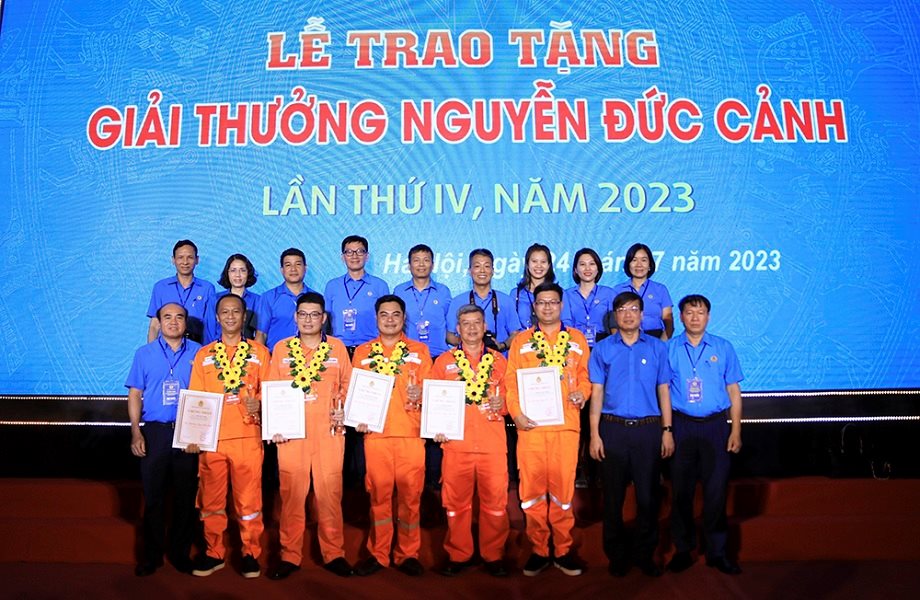 5-ca-nhan-tieu-bieu-evn-dong-phuc-ao-cam-nhan-giai-thuong-ndc.jpg