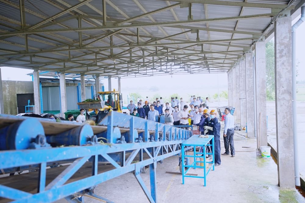 dai-bieu-tham-quan-day-chuyen-san-xuat-compost.jpg