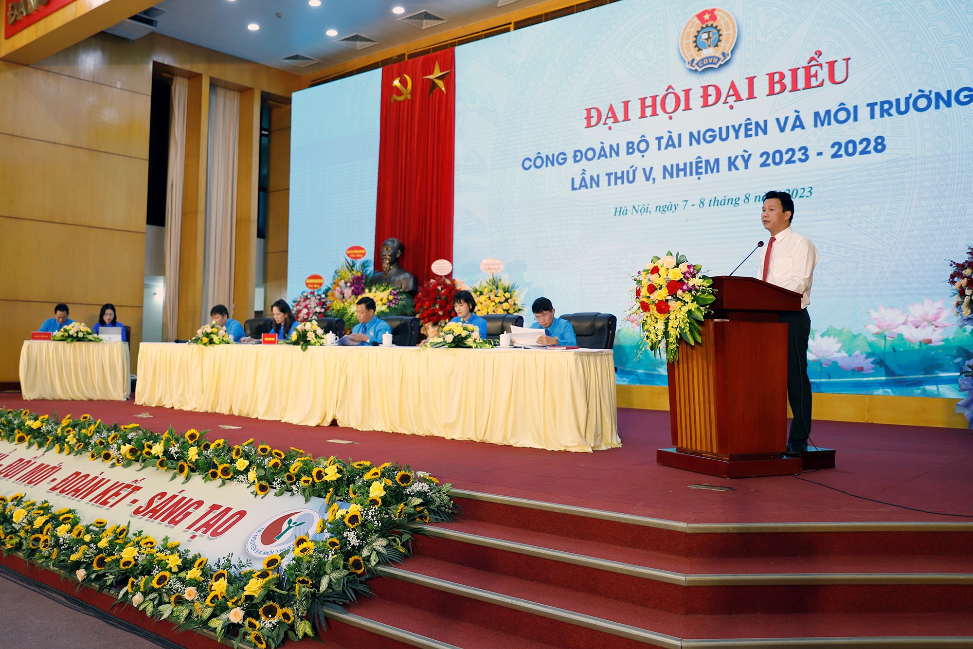 small_bt-phat-bieu_trung-canh.jpg