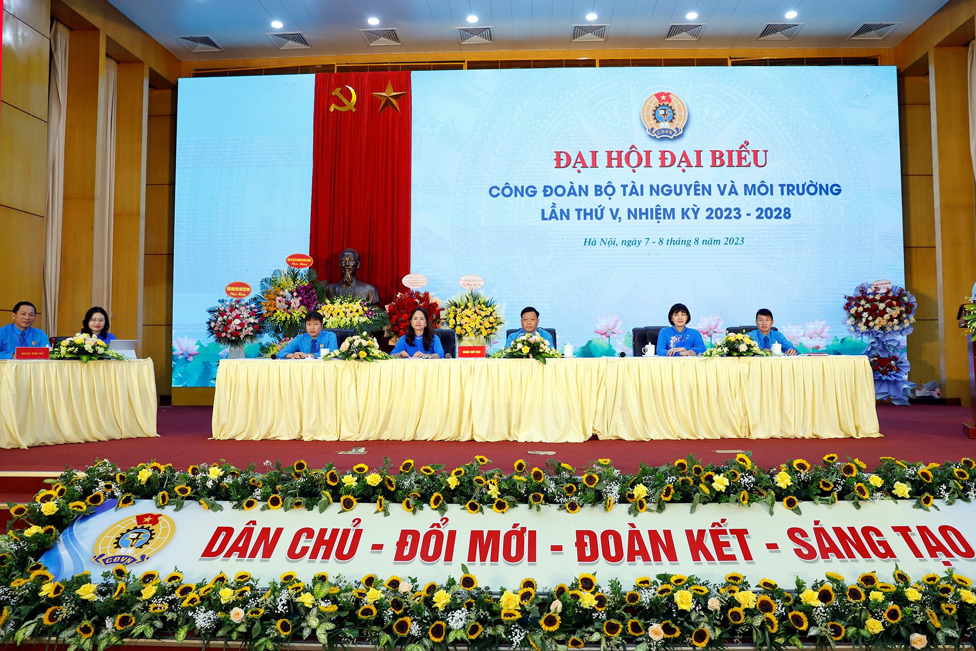 small_doan-chu-tich.jpg