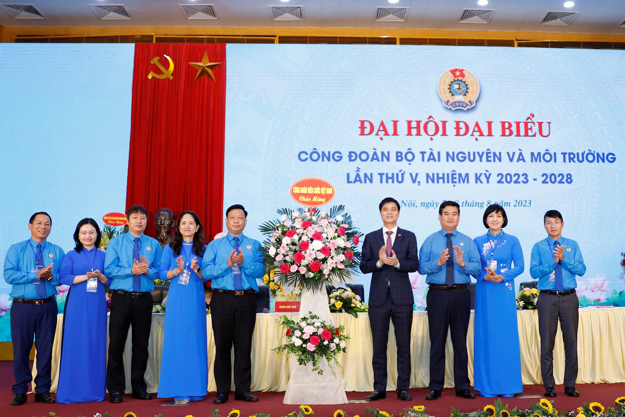 small_ngo-duy-hieu-tang-hoa.jpg
