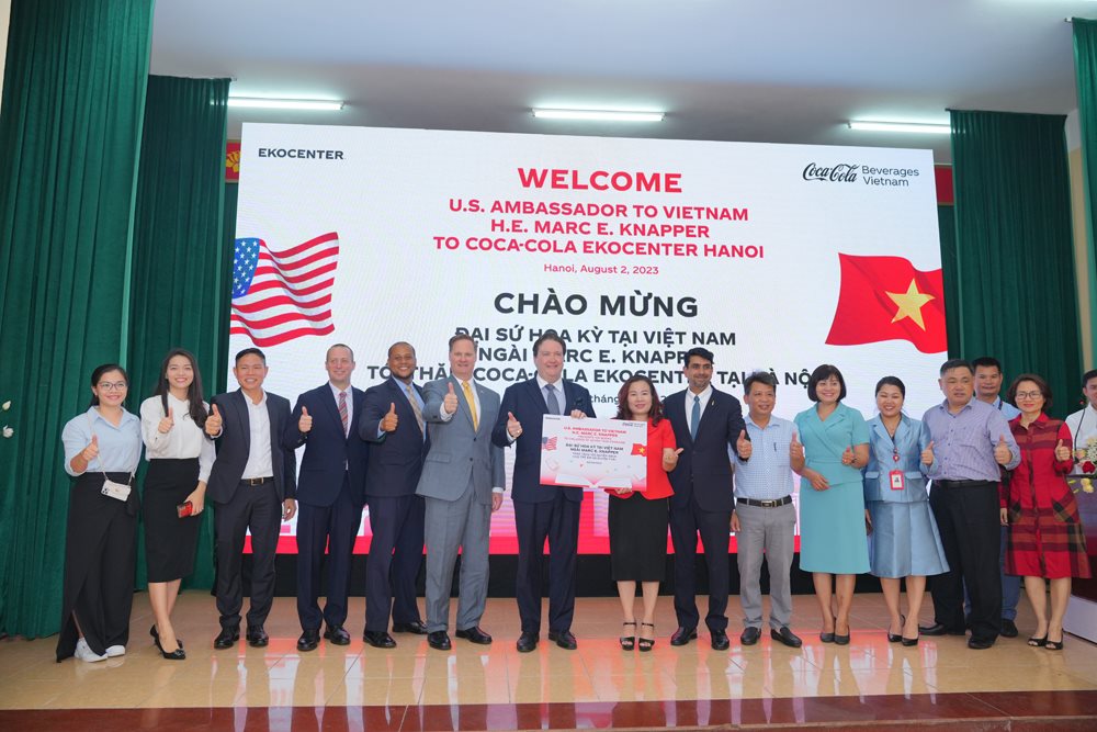 dai-su-knapper-trao-tang-100-cuon-sach-cho-tre-em-xa-duyen-thai..jpg
