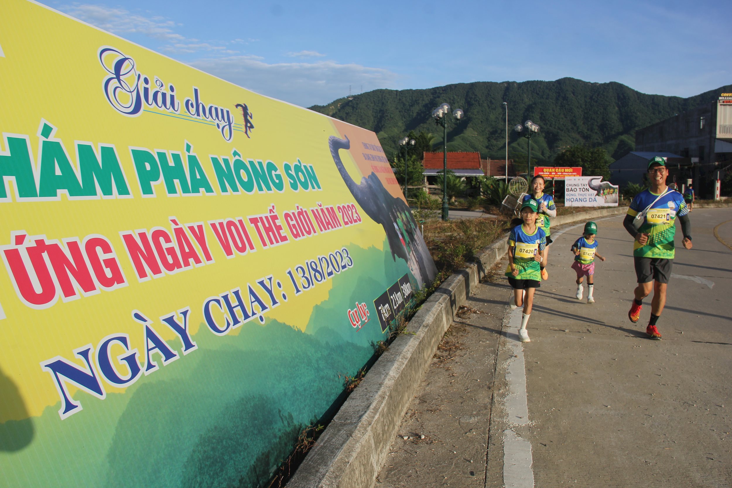anh-3-gia-dinh-anh-nguyen-anh-nguyen-va-duong-dua-tran-ngap-niem-vui.jpg