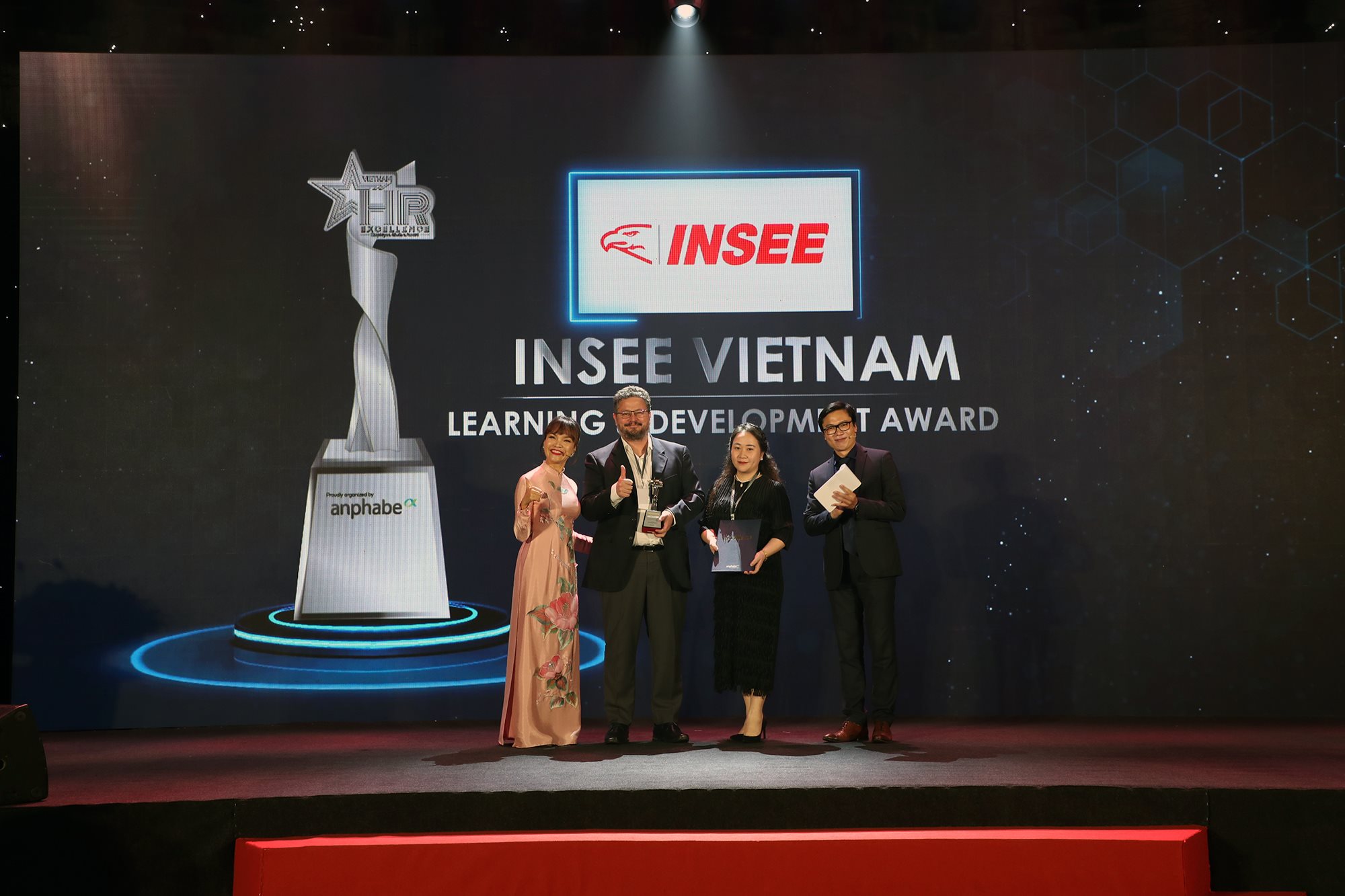 hinh-1-insee-viet-nam-nhan-giai-thuong-nhan-su-xuat-sac-2023-do-anphabe-phoi-hop-cung-cac-don-vi-to-chuc.jpg