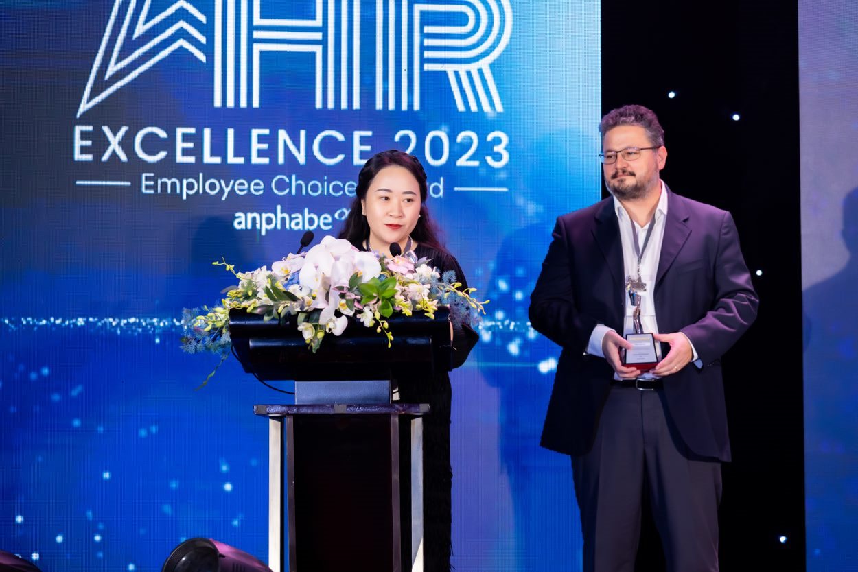 hinh-2-chi-vo-thi-thanh-truc-giam-doc-nhan-su-insee-viet-nam-phat-bieu-tai-buoi-le-trao-giai-thuong-nhan-su-xuat-sac-2023-do-anphabe-phoi-hop-cung-cac-don-vi-to-chuc.jpg
