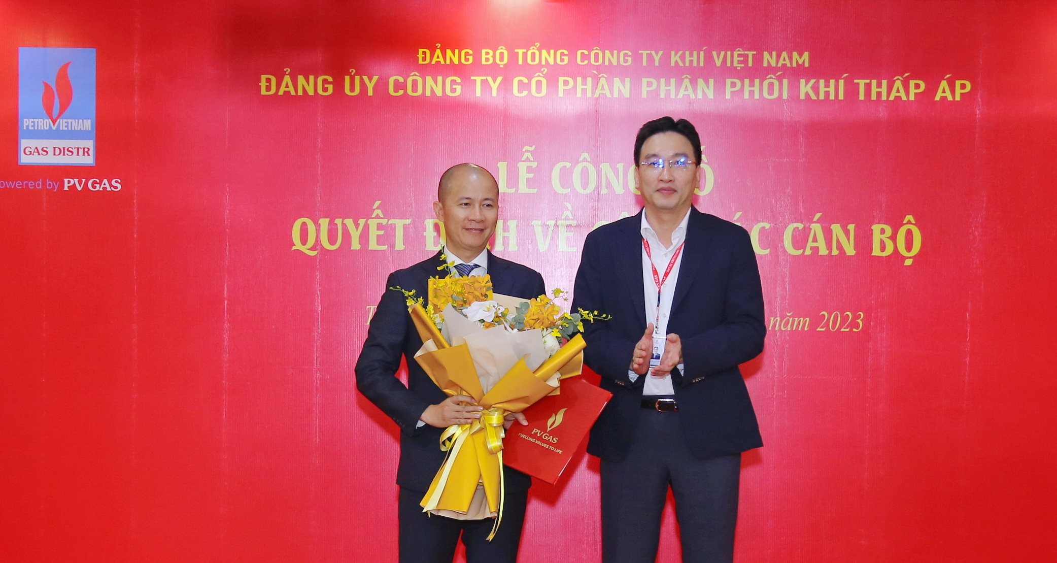 1.-bi-thu-trao-quyet-dinh.jpg