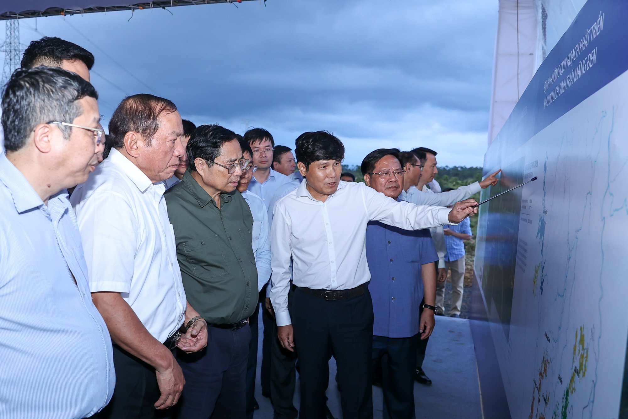 Thủ tướng khảo sát thực tế, nêu các định hướng lớn phát triển Măng Đen, Kon Tum - Ảnh 2.