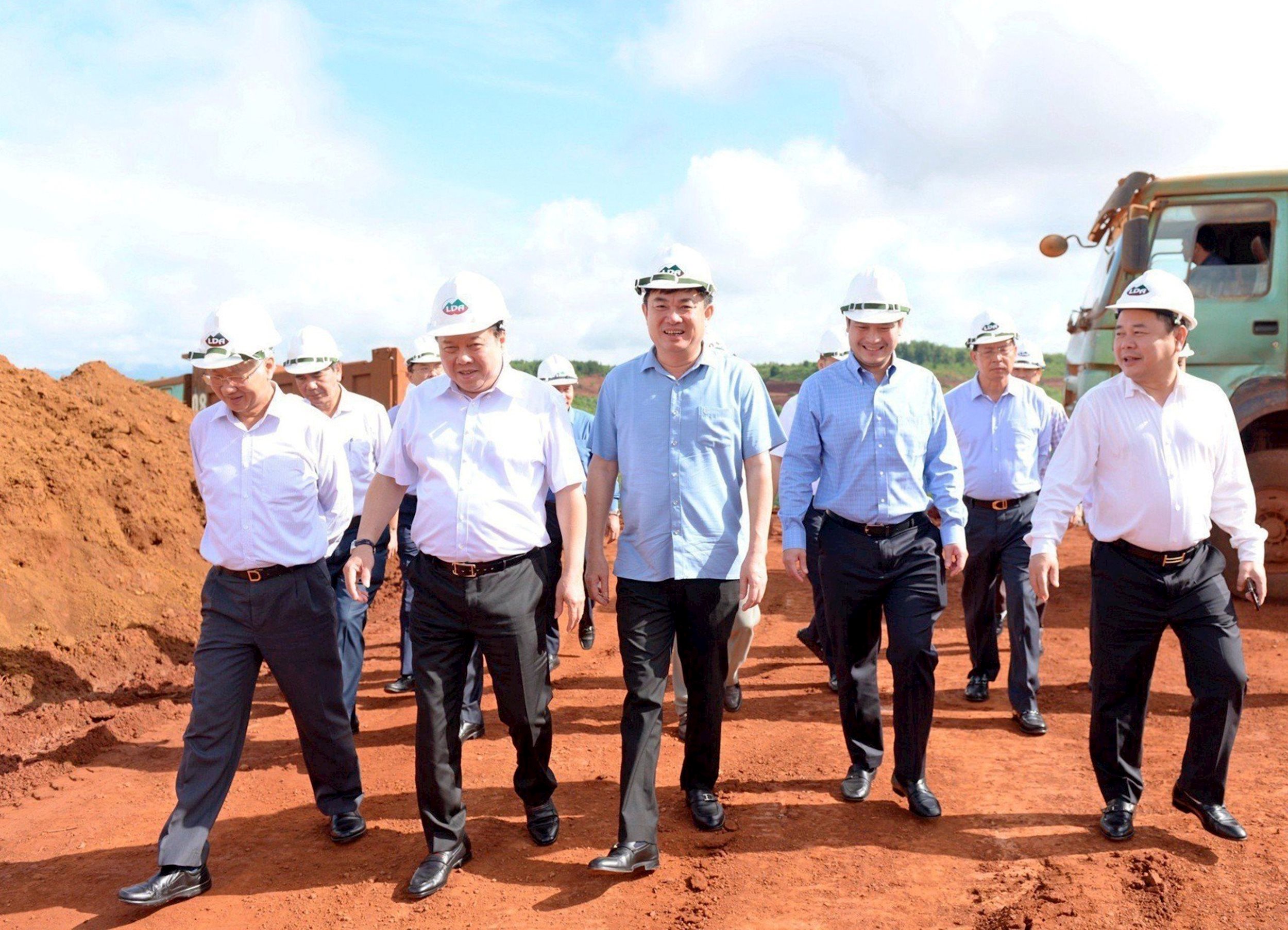 doan-cong-tac-kiem-tra-tai-khu-khai-thac-quang-bauxit-nha-may-alumin-tan-rai.jpg