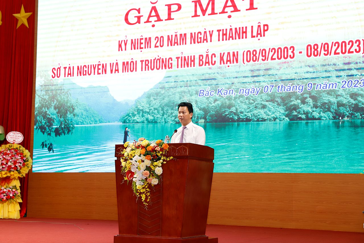 small_bt-phat-bieu_trung-canh.jpg