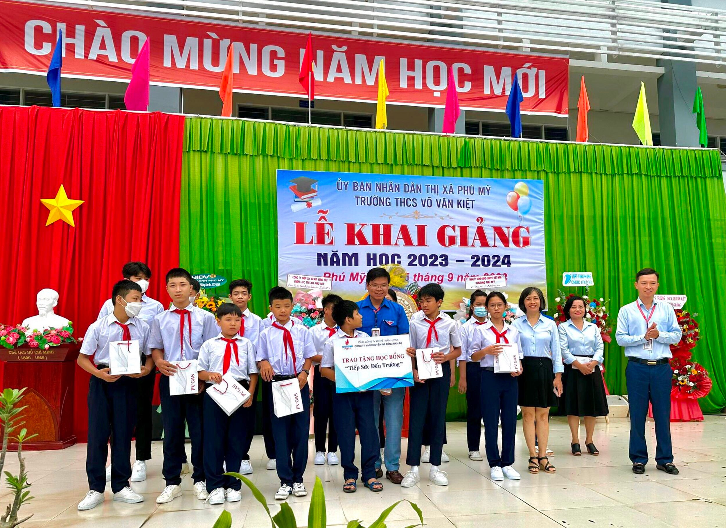 2.-trao-tang-hoc-bong-brvt.jpg