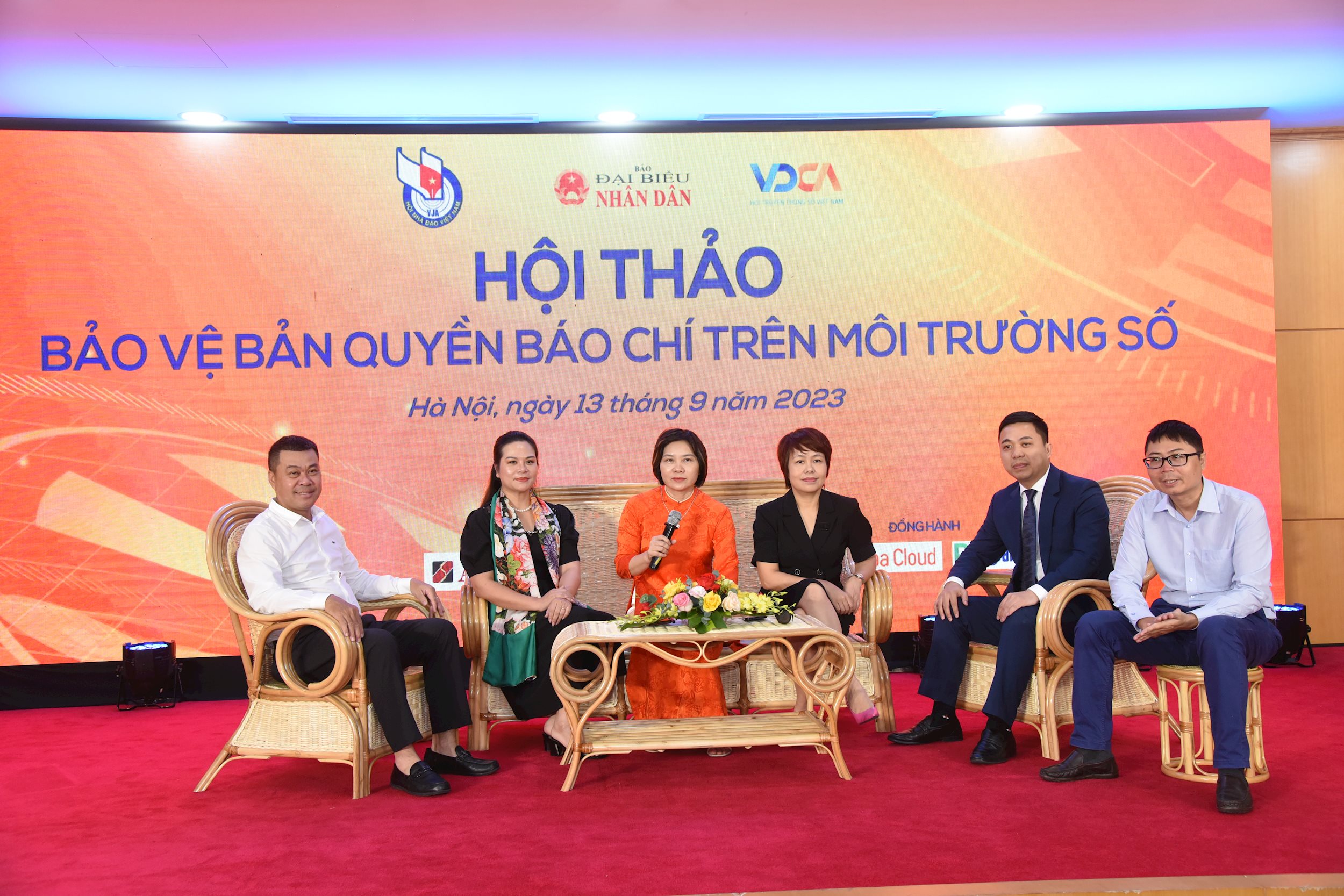 cac-dien-gia-tai-phien-thao-luan.jpg