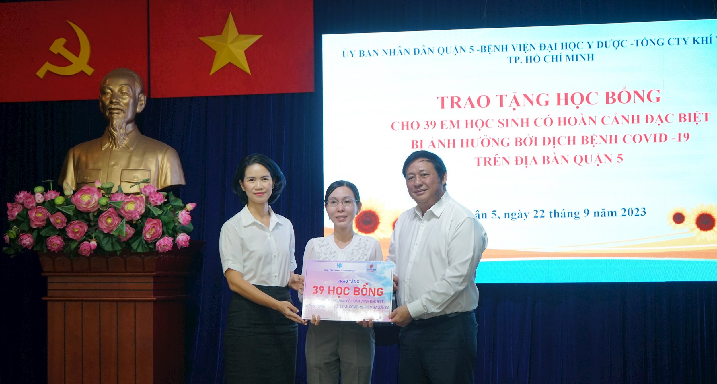3.-trao-tang-hoc-bong.jpg