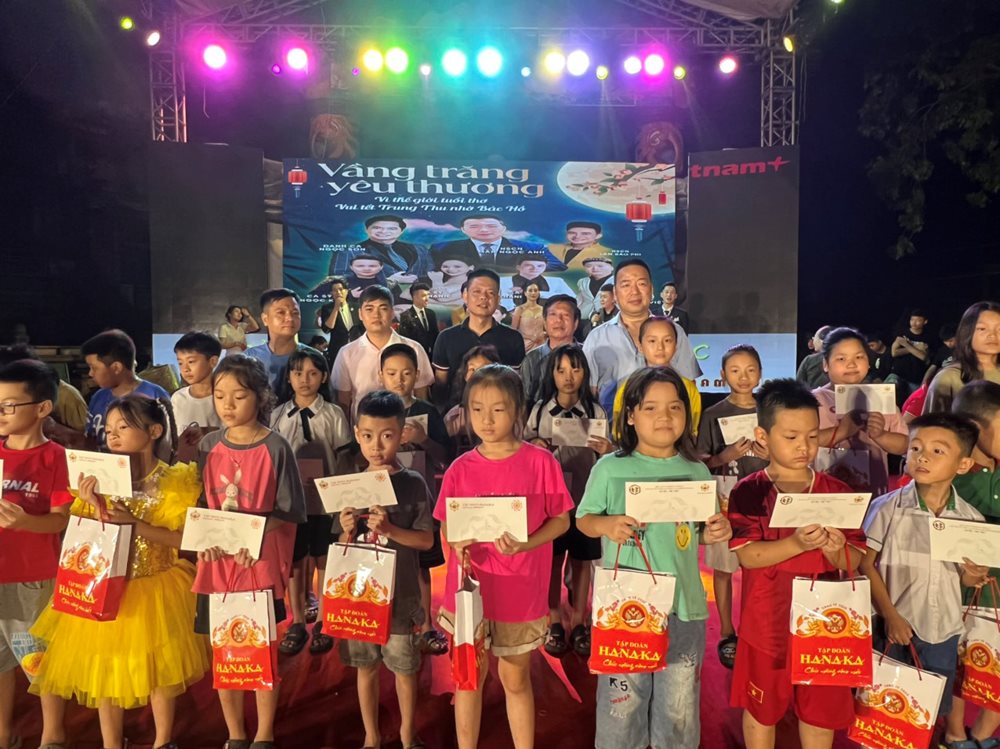 ong-man-ngoc-anh-pct-hdh-bac-ninh-tai-ha-noi-chu-tich-tap-doan-hanaka-chup-hinh-luu-niem-cung-cac-em-duoc-nhan-qua-va-xe-dap..jpg