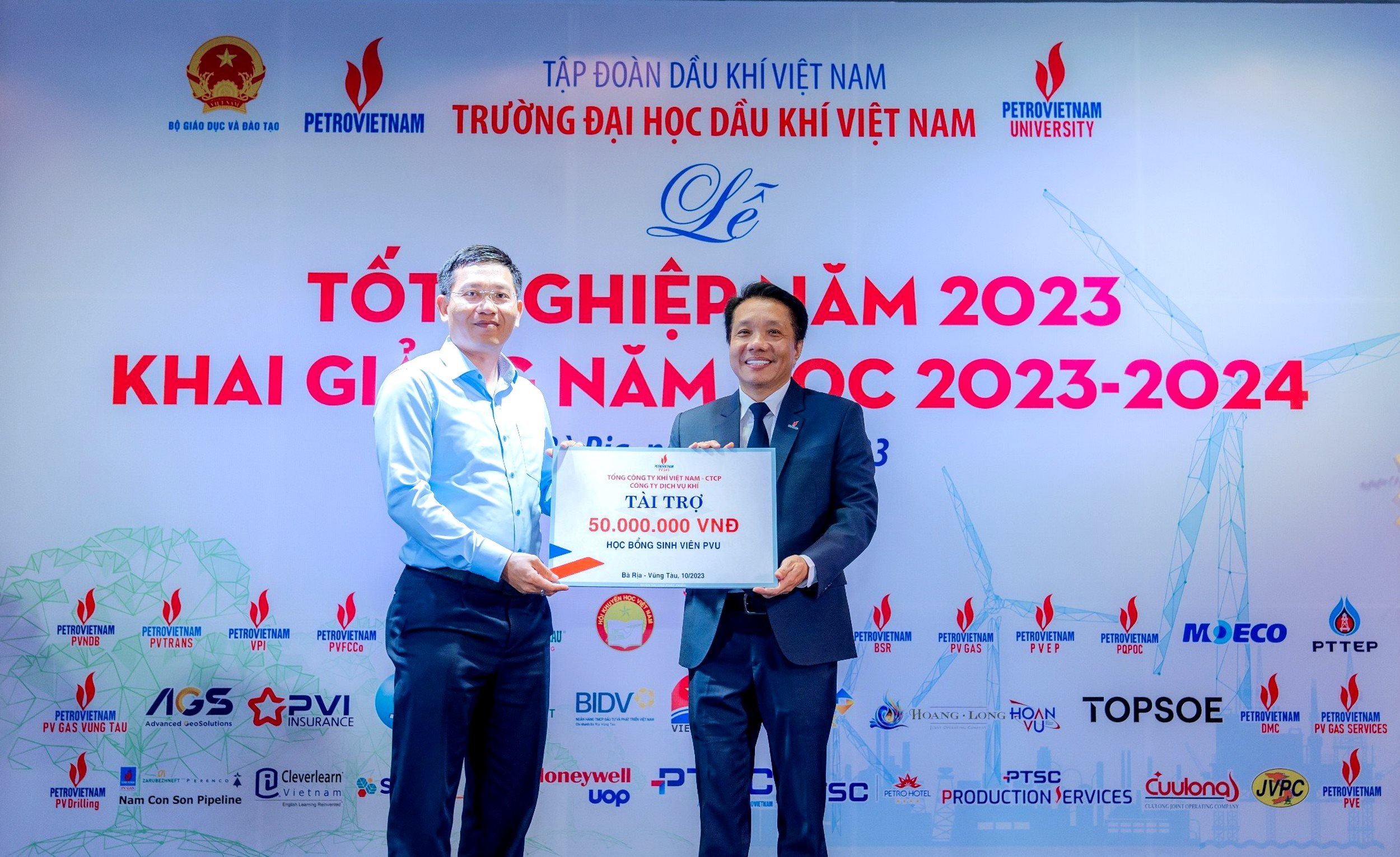 h4.-dvk-trao-tang-tai-tro.jpg
