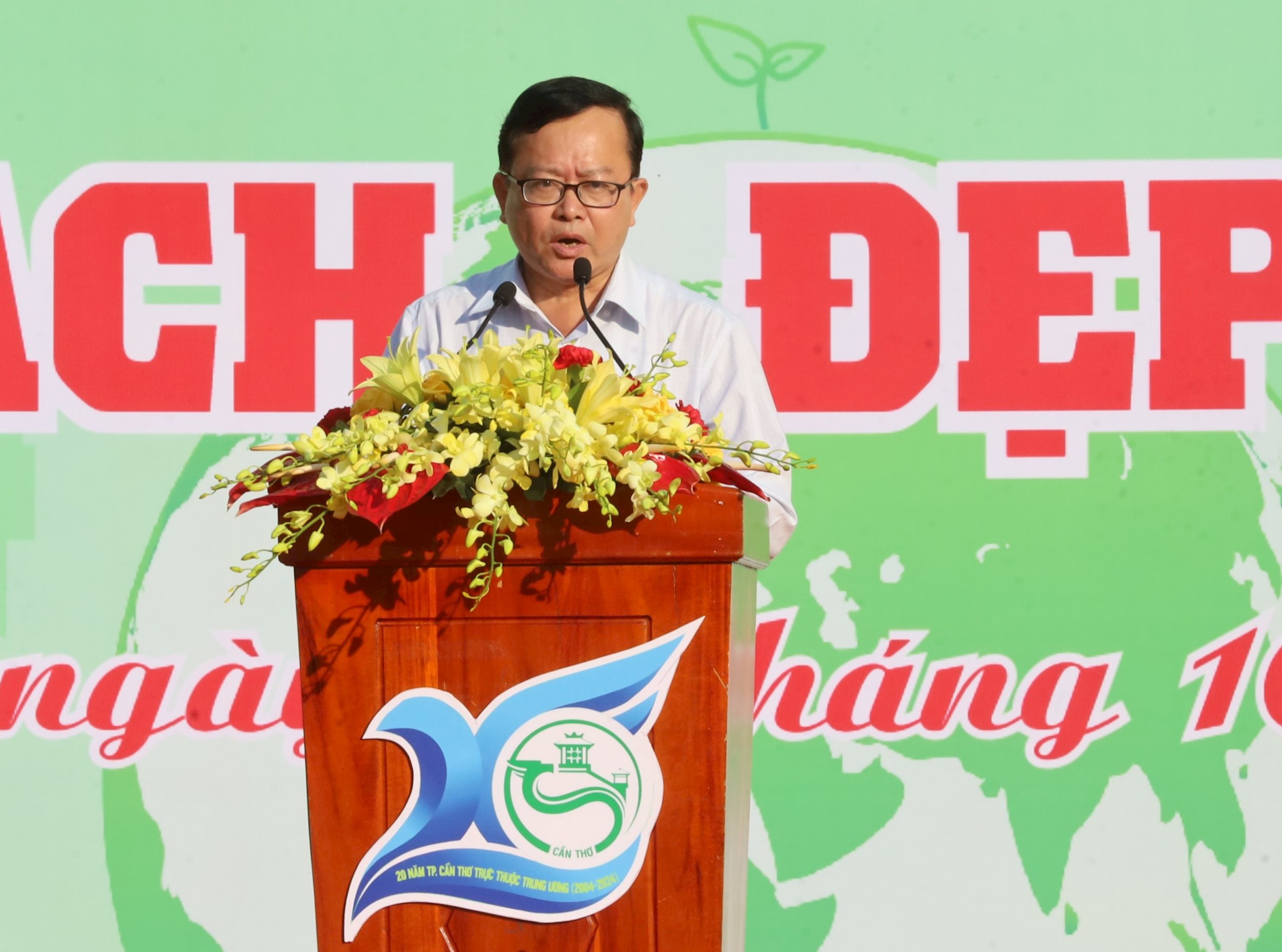 a2-ong-nhan-chu-tich-uy-ban-mttq-can-tho.jpg