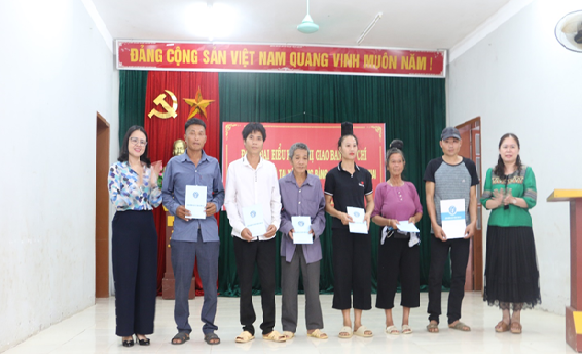 Bảo hiểm xã hội tỉnh Sơn La trao tặng 100 thẻ BHYT cho các hộ gia đình có hoàn cảnh khó khăn trên địa bàn 2 xã Chiềng Bằng và Chiềng Ơn huyện Quỳnh Nhai
