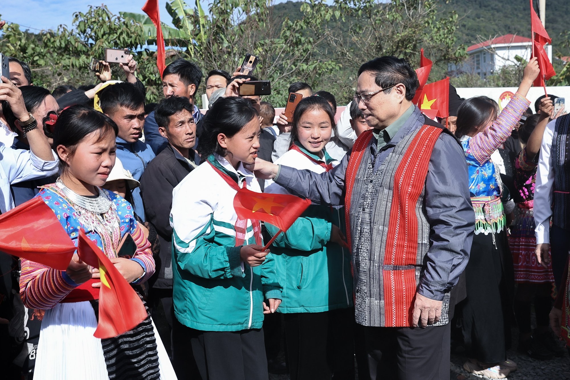 Thủ tướng chung vui Ngày hội đại đoàn kết cùng đồng bào các dân tộc tỉnh Lai Châu- Ảnh 4. Thủ tướng chung vui Ngày hội đại đoàn kết cùng đồng bào các dân tộc tỉnh Lai Châu- Ảnh 4.
