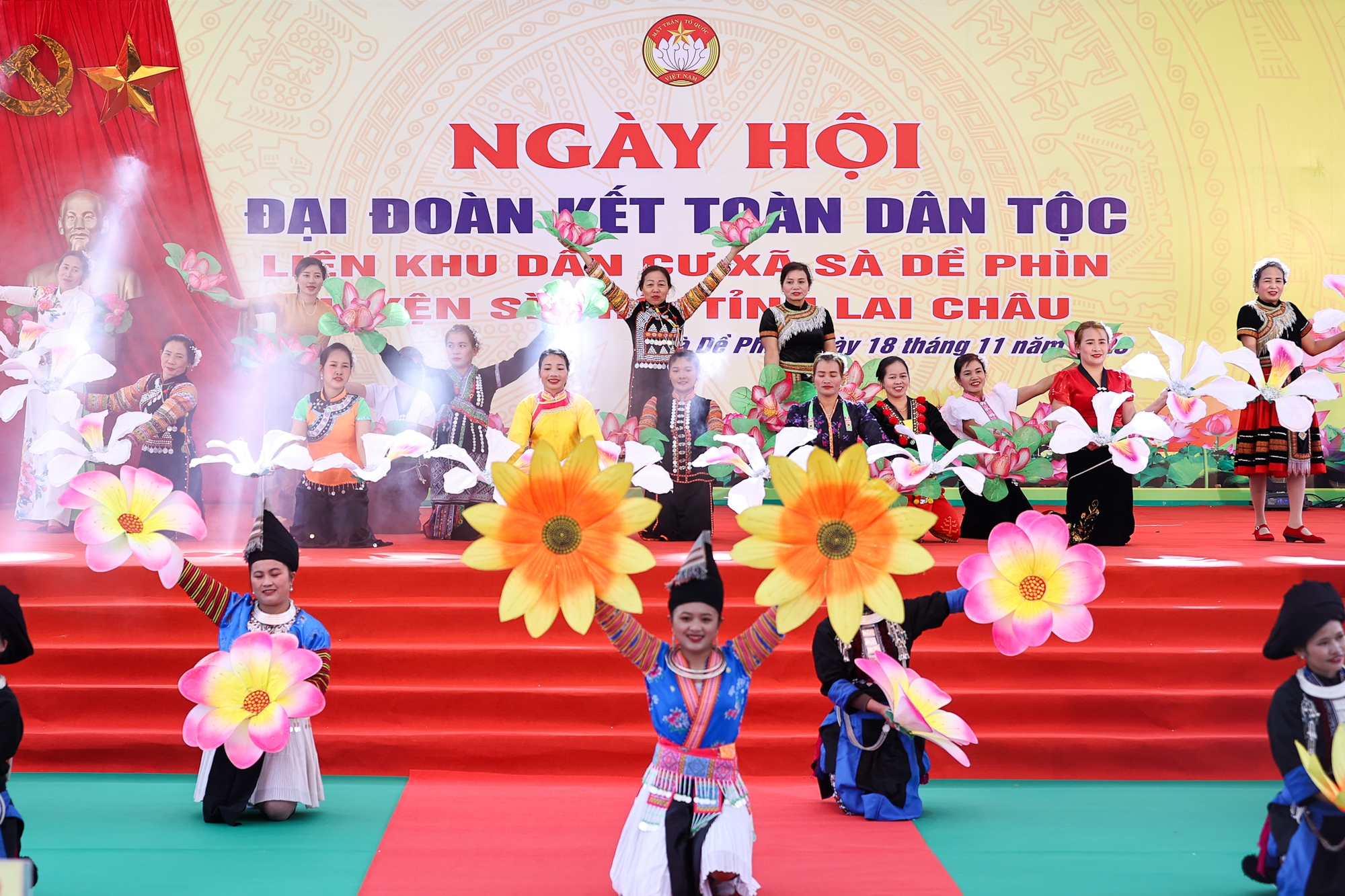 Thủ tướng chung vui Ngày hội đại đoàn kết cùng đồng bào các dân tộc tỉnh Lai Châu- Ảnh 12. Thủ tướng chung vui Ngày hội đại đoàn kết cùng đồng bào các dân tộc tỉnh Lai Châu- Ảnh 12.