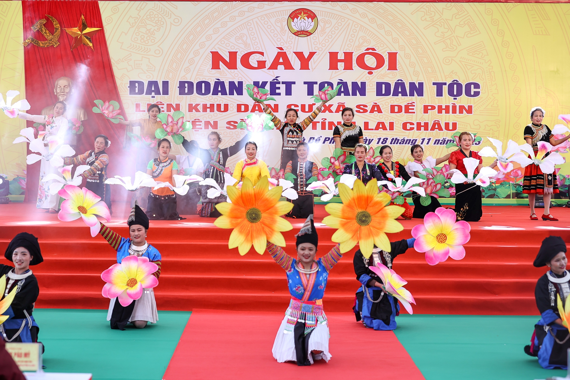 Thủ tướng chung vui Ngày hội đại đoàn kết cùng đồng bào các dân tộc tỉnh Lai Châu- Ảnh 10. Thủ tướng chung vui Ngày hội đại đoàn kết cùng đồng bào các dân tộc tỉnh Lai Châu- Ảnh 10.
