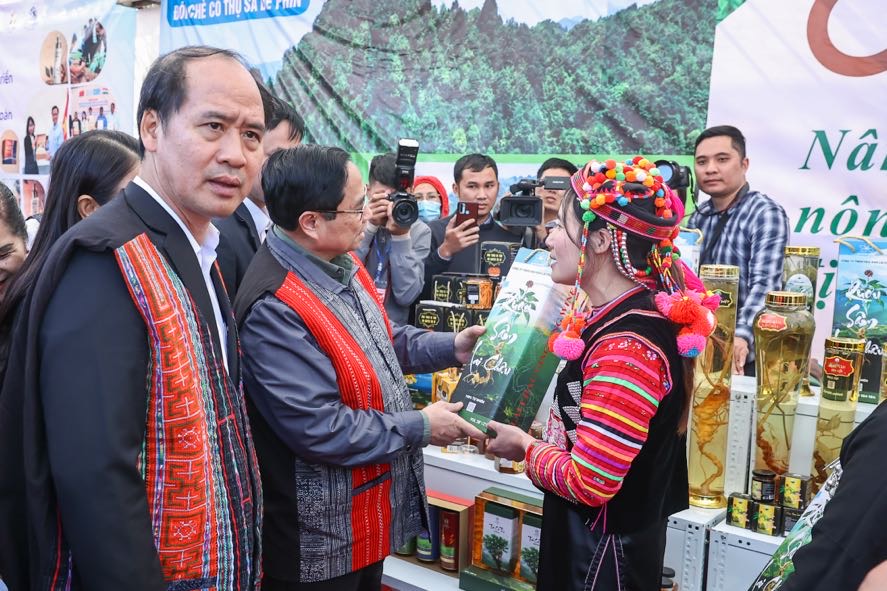 Thủ tướng chung vui Ngày hội đại đoàn kết cùng đồng bào các dân tộc tỉnh Lai Châu- Ảnh 17. Thủ tướng chung vui Ngày hội đại đoàn kết cùng đồng bào các dân tộc tỉnh Lai Châu- Ảnh 17.