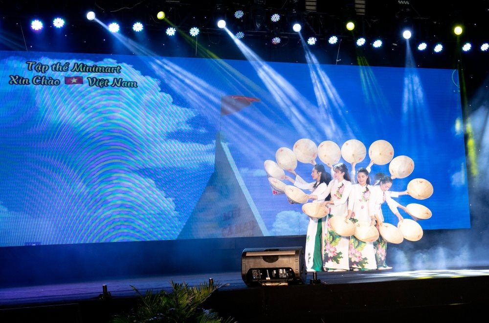 chin-chuong-trinh-la-09-bong-hoa-day-sac-mau-ve-buc-tranh-nghe-thuat-ton-vinh-nen-van-hoa-dac-sac-cua-dan-toc-viet-nam20231121150833.jpeg