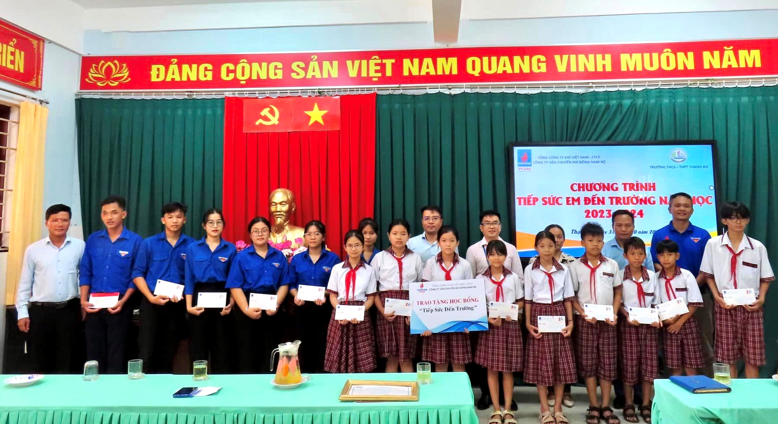 hinh-2.-trao-hoc-bong-thanh-an.jpg