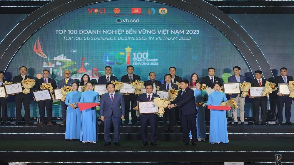 1.-dai-dien-ban-lanh-dao-phenikaa-nhan-vinh-danh-tu-btc.jpg