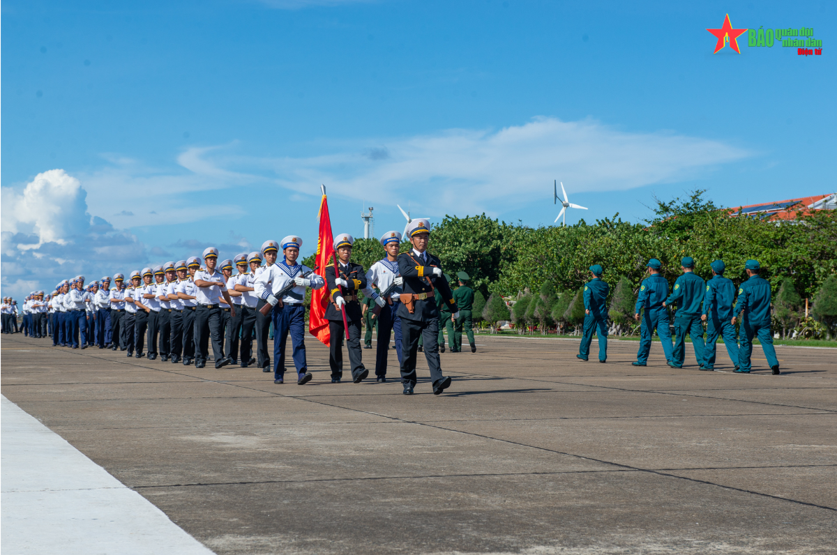 can-bo-chien-si-nhan-dan-theo-doi-hinh-khoi-thuc-hien-nghi-thuc-duyet-doi-ngu-tren-dao-truong-sa-lon.png
