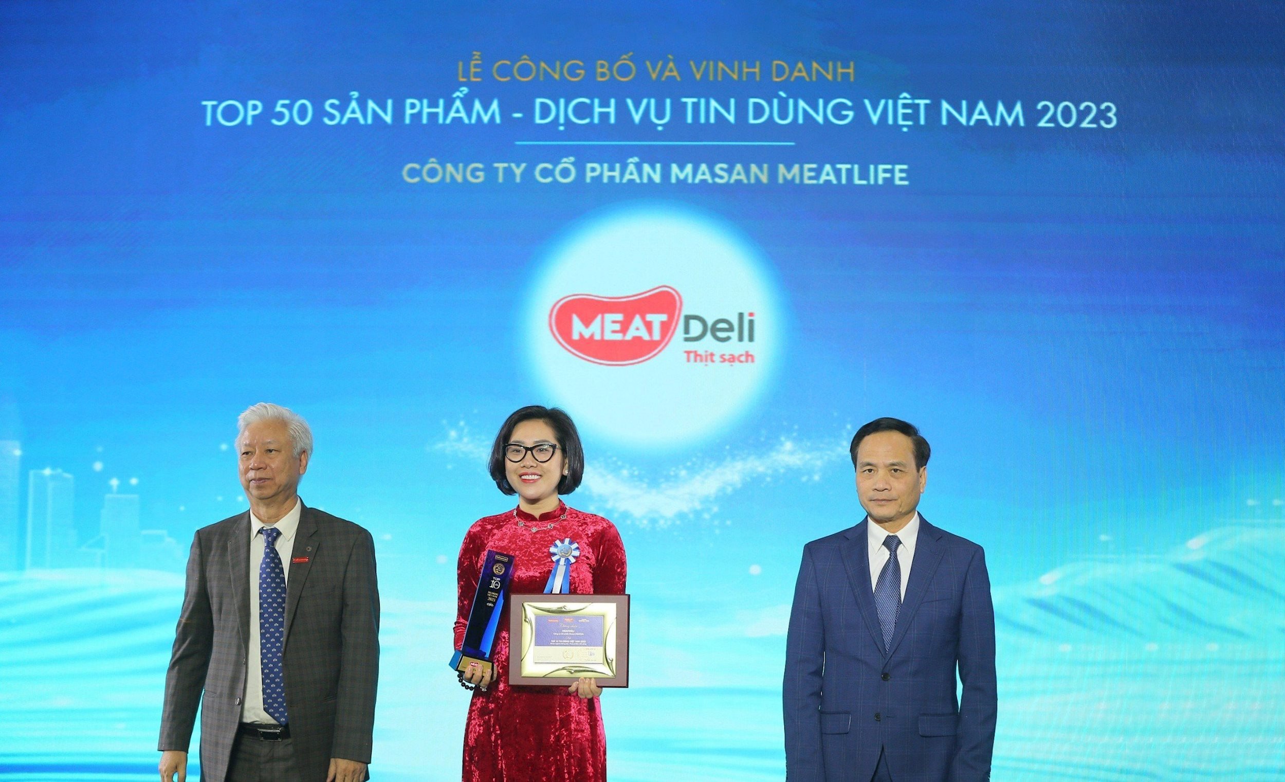 _hinh-1_dai-dien-cong-ty-cp-masan-meatlife-nhan-giai-thuong-top-10-tin-dung-viet-nam-2023.jpg