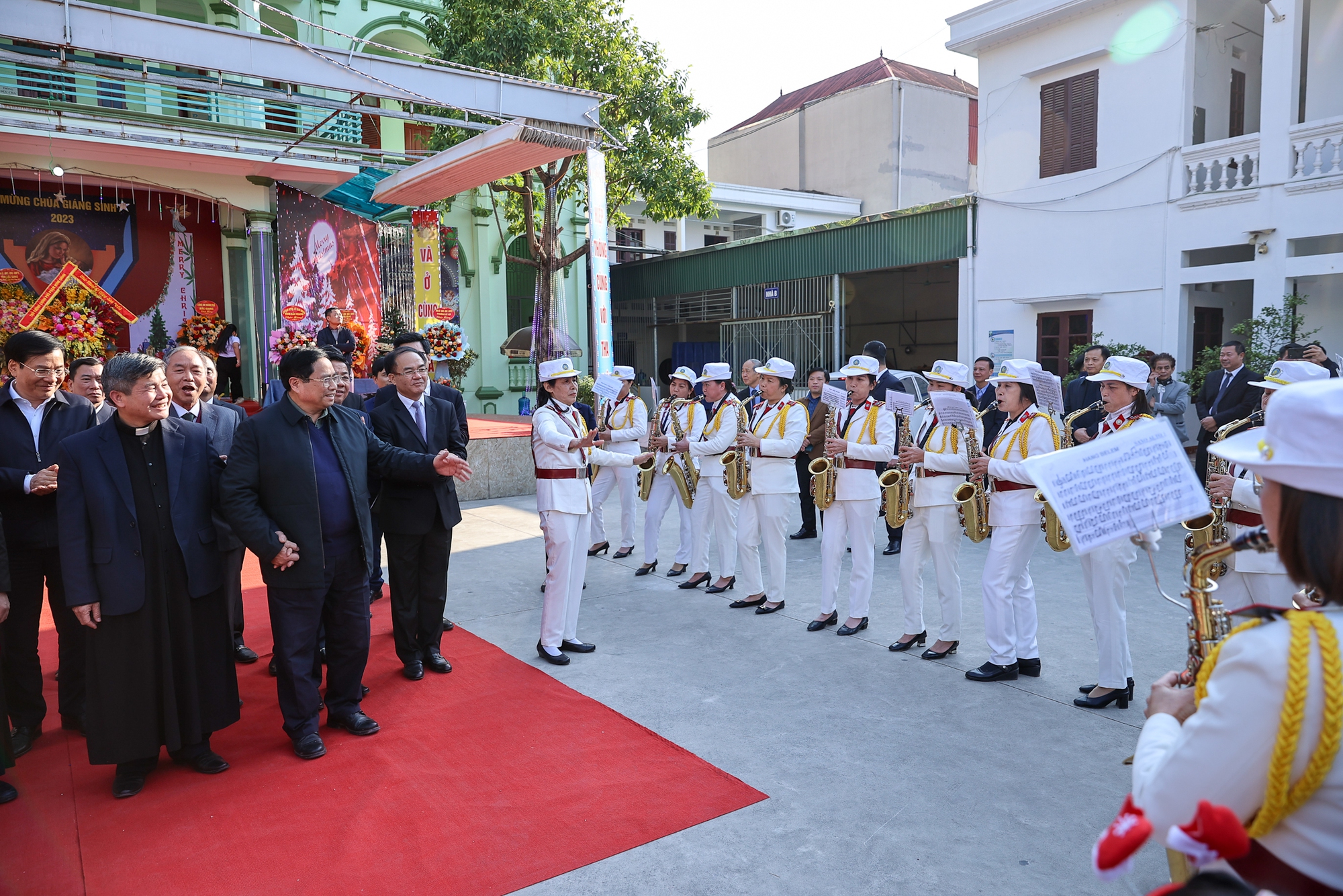 Thủ tướng chuyển lời chúc mừng Giáng sinh của Tổng Bí thư Nguyễn Phú Trọng tới đồng bào Công giáo- Ảnh 3. Thủ tướng chuyển lời chúc mừng Giáng sinh của Tổng Bí thư Nguyễn Phú Trọng tới đồng bào Công giáo- Ảnh 3.