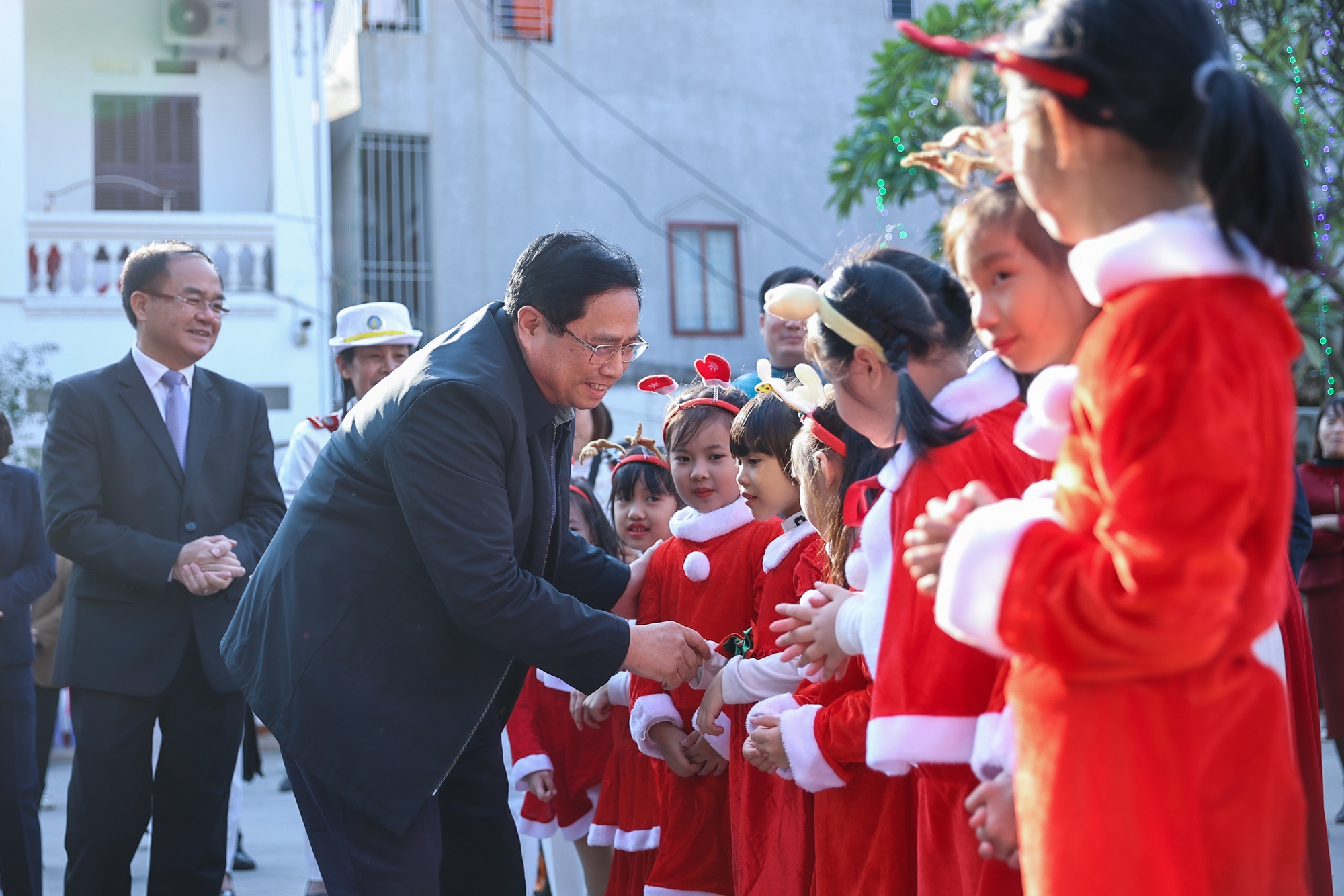 Thủ tướng chuyển lời chúc mừng Giáng sinh của Tổng Bí thư Nguyễn Phú Trọng tới đồng bào Công giáo- Ảnh 4. Thủ tướng chuyển lời chúc mừng Giáng sinh của Tổng Bí thư Nguyễn Phú Trọng tới đồng bào Công giáo- Ảnh 4.
