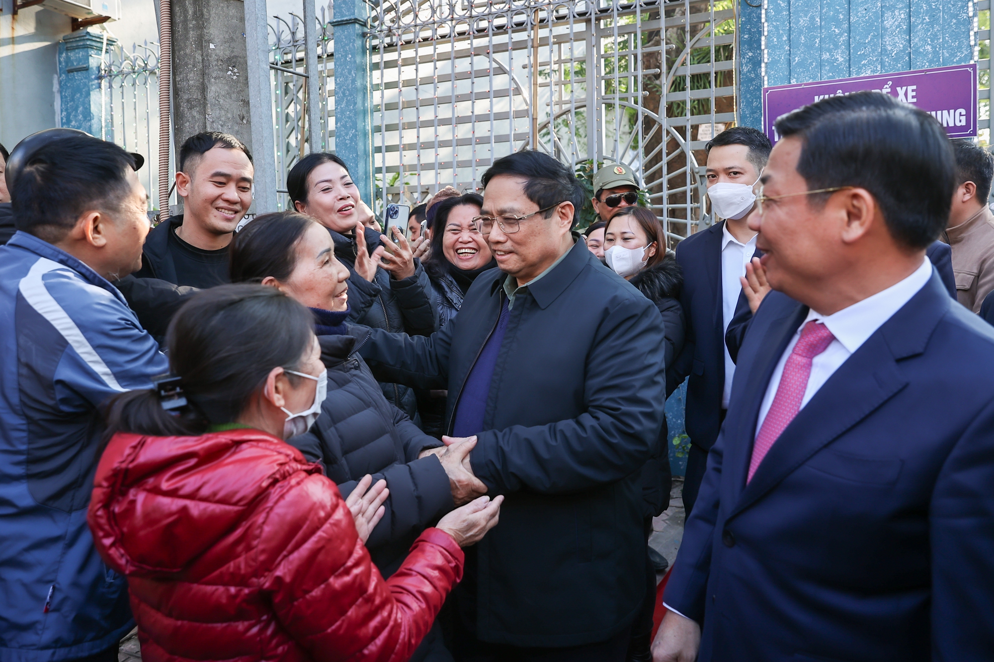 Thủ tướng chuyển lời chúc mừng Giáng sinh của Tổng Bí thư Nguyễn Phú Trọng tới đồng bào Công giáo- Ảnh 7. Thủ tướng chuyển lời chúc mừng Giáng sinh của Tổng Bí thư Nguyễn Phú Trọng tới đồng bào Công giáo- Ảnh 7.
