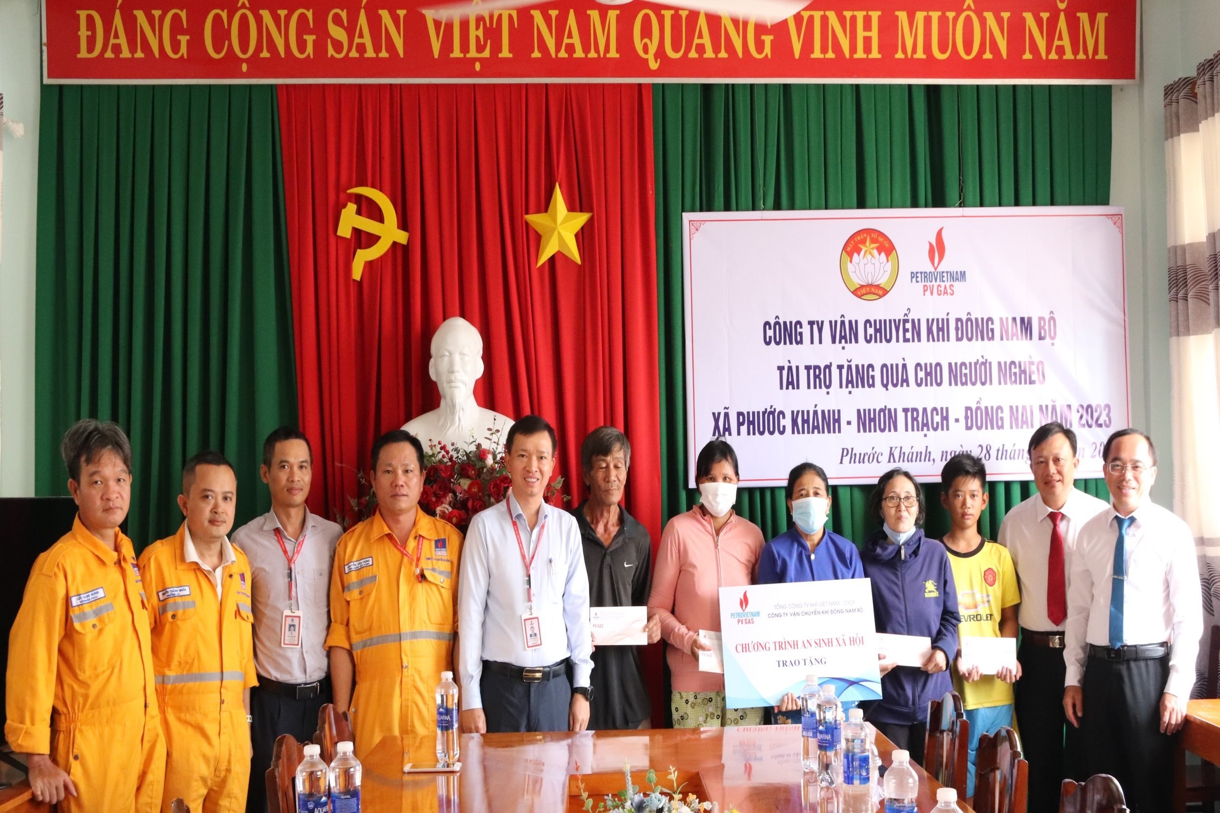 hinh-1.-kdn-trao-tang-qua-tai-xa-phuoc-khanh-huyen-nhon-trach-tinh-dong-nai.jpg