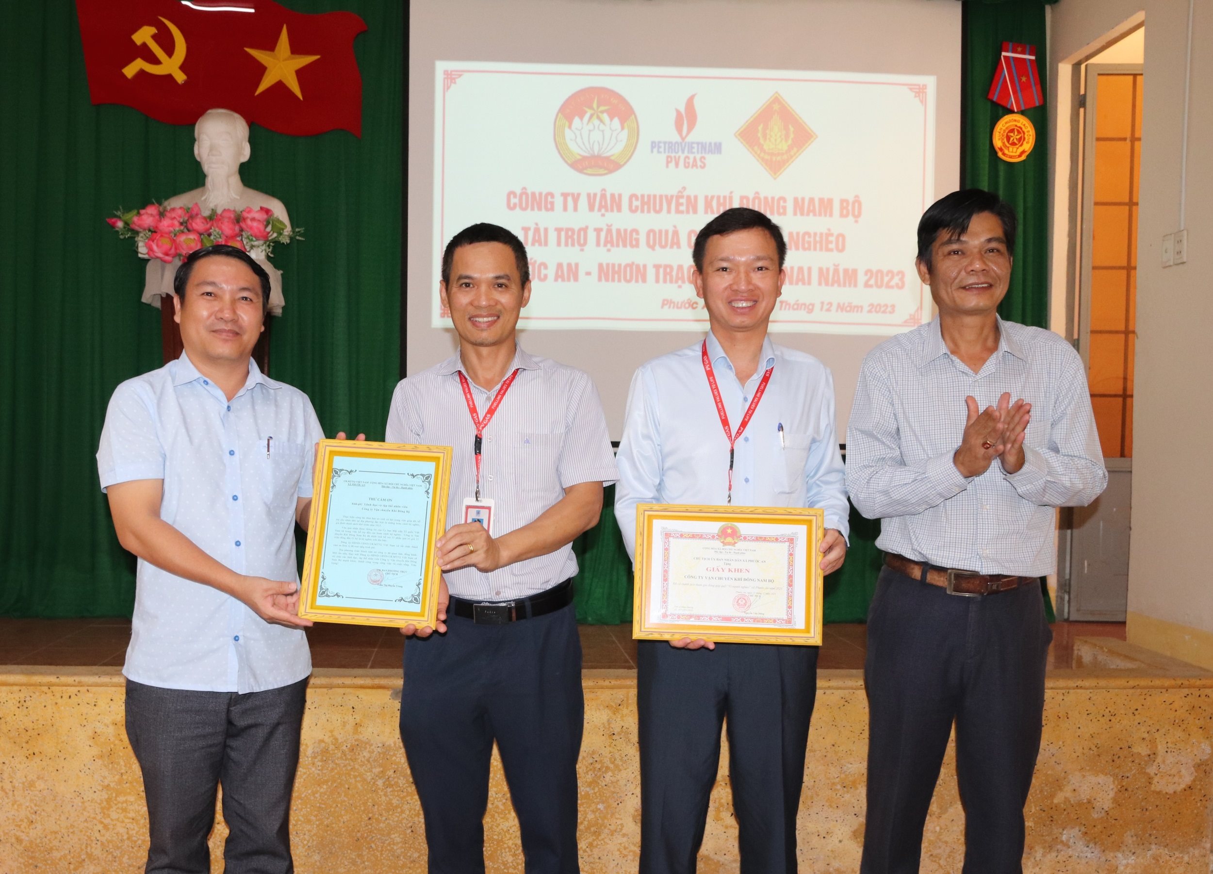 hinh-2.-kdn-duoc-ubnd-va-uy-ban-mttq-xa-phuoc-an-huyen-nhon-trach-tinh-dong-nai-trao-tang-giay-khen-va-thu-cam-on.jpg