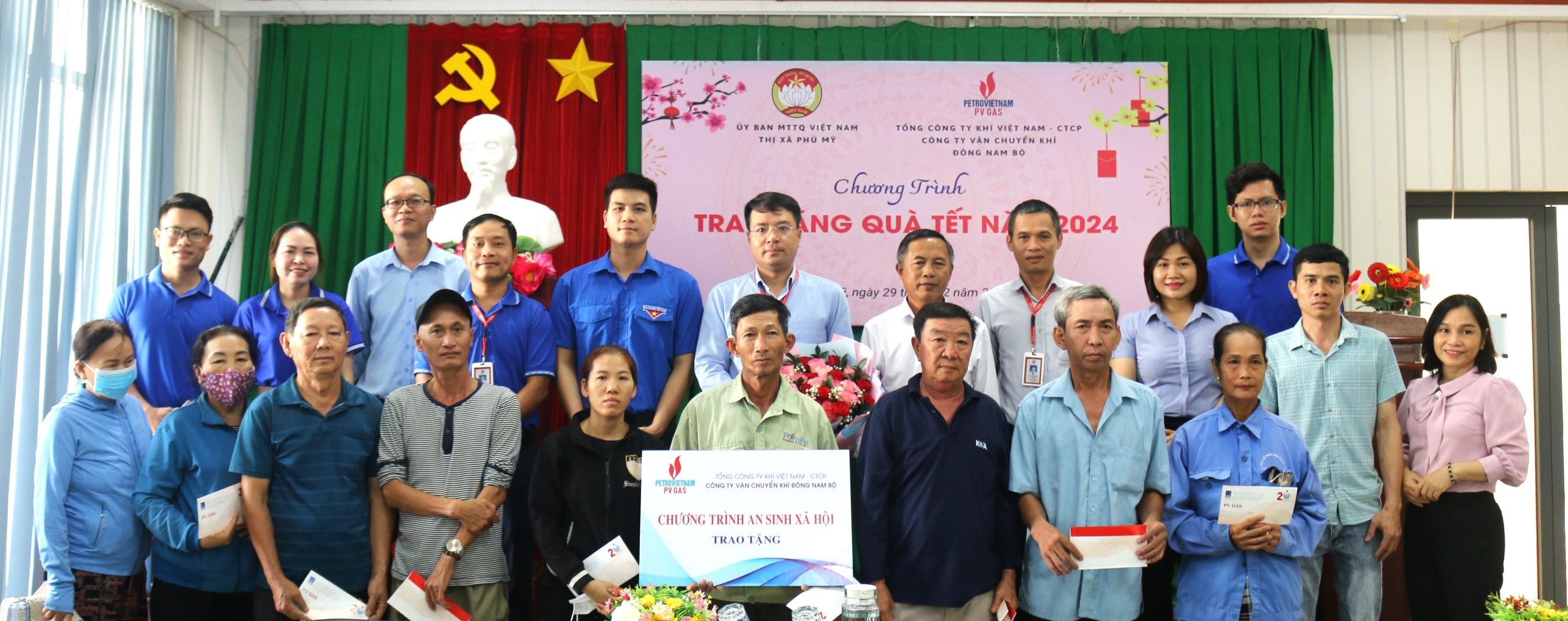 hinh-3.-kdn-trao-tang-qua-tai-thi-xa-phu-my-tinh-ba-ria-vung-tau.jpg