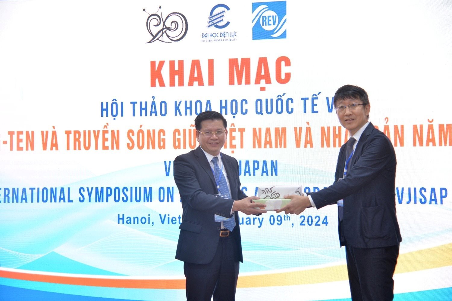 hoi-thao-khoa-hoc-quoc-te-ve-ang-ten-va-truyen-song-viet-nam-nhat-ban_659d0991e92d1.jpg
