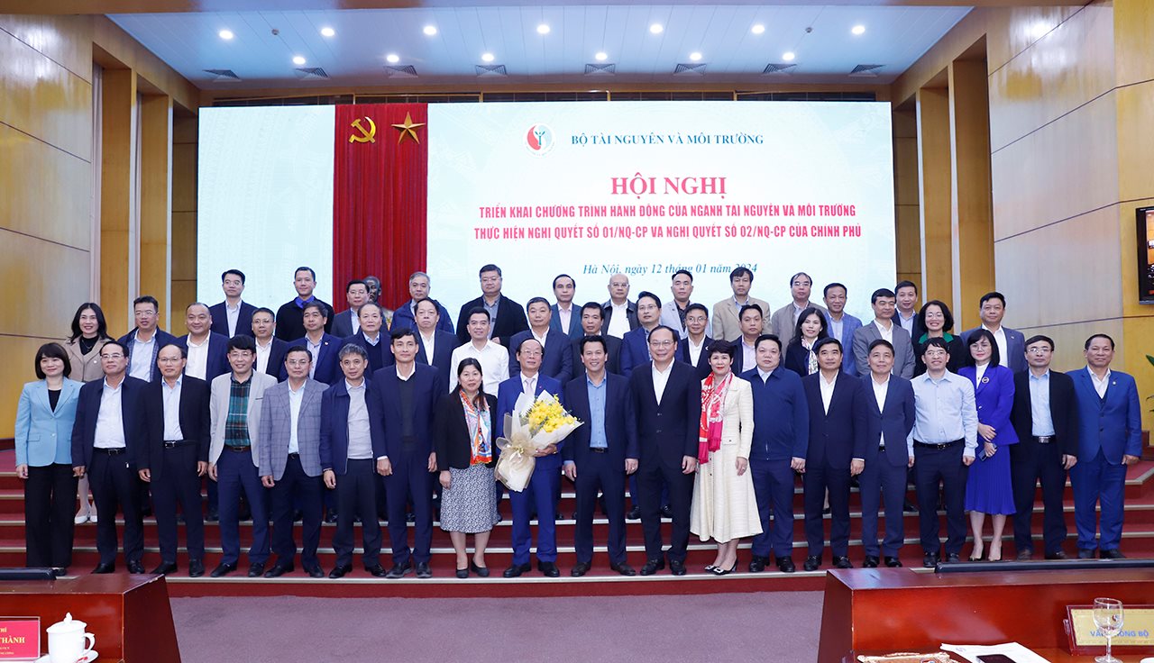 smal_lanh-dao-bo-chup-anh-luu-niem-ld-ban-dang.jpg