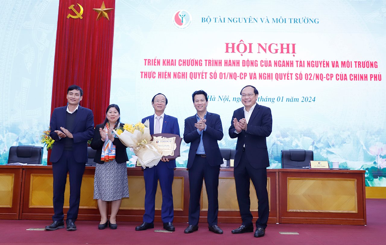 small_bt-khanh-tang-ky-niem-chuong-tri-an-ttr-nhan.jpg