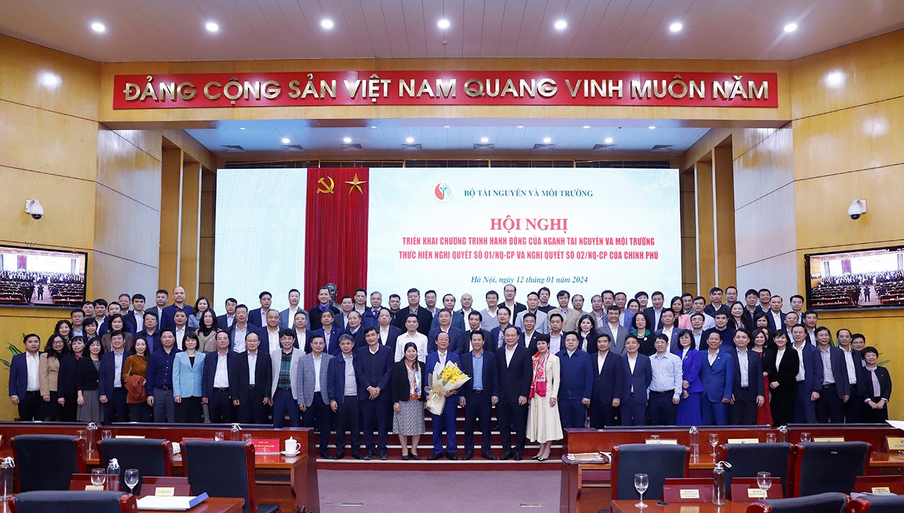 small_tap-the-lanh-dao-bo-tnmt-chup-anh-luu-niem.jpg