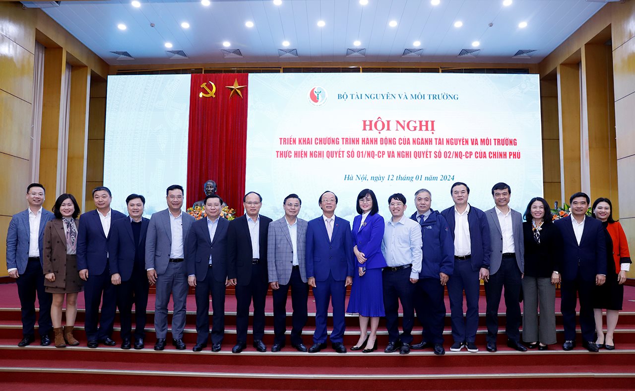 small_ttr-nhan-chup-anh-luu-niem-voi-lanh-dao-phu-trach.jpg