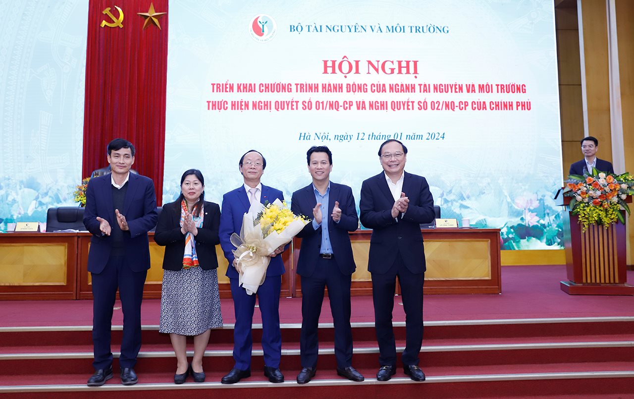small_ttr-nhan-chup-anh-voi-lanh-dao-bo.jpg