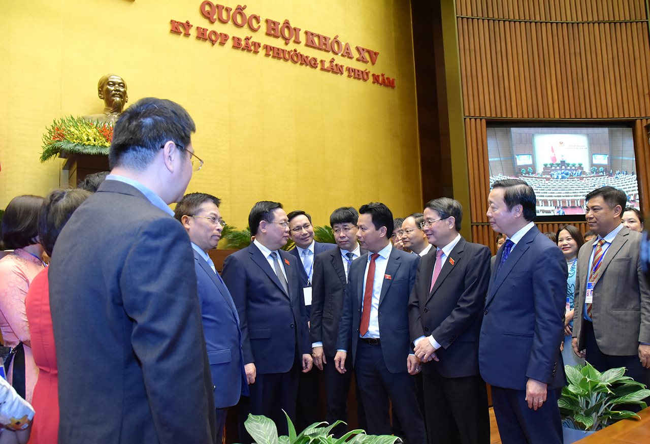 small_ctqh-vuong-dinh-hue-pho-chu-tich-qh-nguyen-duc-hai-pho-thu-tuong-tran-hong-ha-va-cac-thanh-vien-ban-soan-thao-du-thao-luat-dat-dai-sua-doi-dsc_8864.jpg