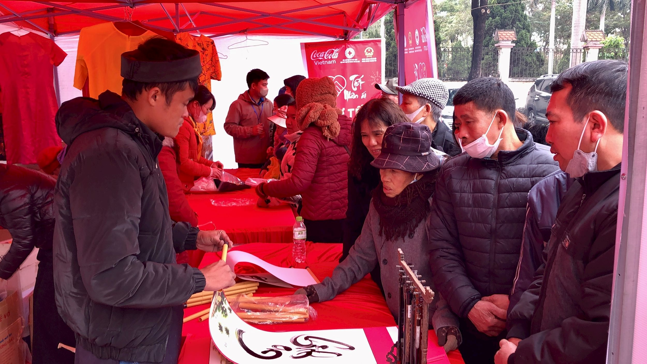 3-nguoi-dan-hao-hung-voi-hoat-dong-tang-chu-thu-phap..jpg
